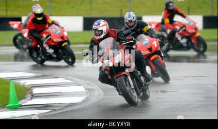 MOTORRADFAHRER NEHMEN TEIL IN EINE RENNSTRECKE EXPERIENCE DAY AUF DER DONINGTON PARK MOTORSPORT-RENNSTRECKE IN DEN EAST MIDLANDS, UK Stockfoto