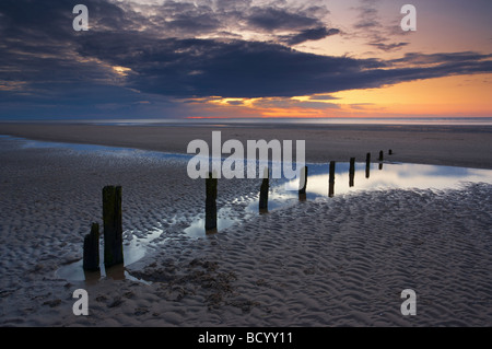 Brancaster Strand an der Nordküste Norfolk an einem schönen Sommerabend Stockfoto