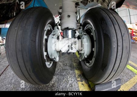 Schuss des Fahrwerks ein Passagierflugzeug hautnah Stockfoto