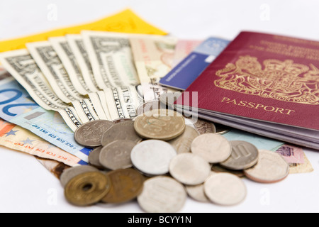 Vorbereitung für einen ausländischen Urlaub. Eine britische EU-Pass, Dollarscheine und andere Währung in Münzen ist angelegt. Stockfoto