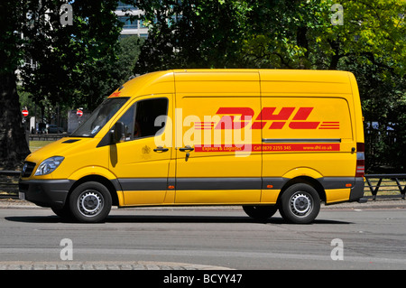 DHL Paket Lieferwagen in Park Lane in London Stockfoto