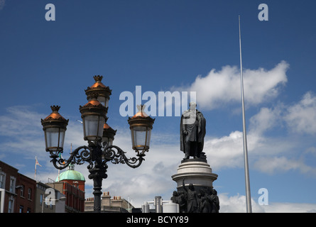 die Daniel Oconnell Denkmal am Ende der Straße mit dem Dublin Spire im Hintergrund Dublin Stadtzentrum oconnell Stockfoto