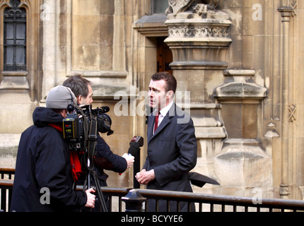 Adam Preis, Plaid Cymru Mitglied des Unterhauses für Carmarthen East und Dinefwr außerhalb der Häuser des Parlaments Westminster London Stockfoto