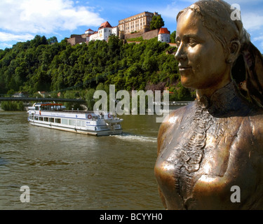 DE - Niederbayern: Statue des Schriftstellers Emerenz Meier in Passau entlang der Donau mit Veste Oberhaus (Burg) oben. Stockfoto