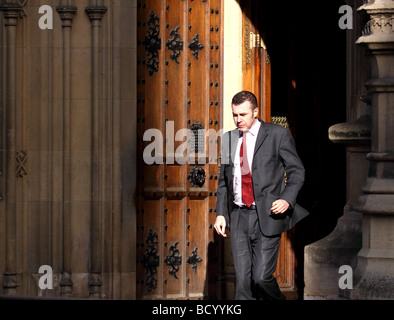 Adam Preis, Plaid Cymru Mitglied des Unterhauses für Carmarthen East und Dinefwr außerhalb der Häuser des Parlaments Westminster London Stockfoto