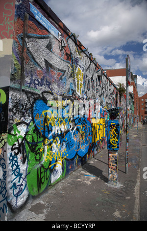 die berühmte U2 Wand bedeckt in Fan Grafitti in Windmill Lane Studios in Dublin Irland Stockfoto