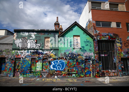 die berühmte U2 Wand bedeckt in Fan Grafitti in Windmill Lane Studios in Dublin Irland Stockfoto