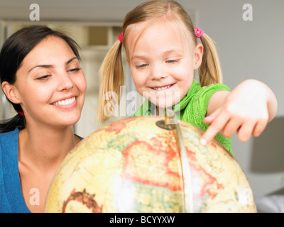 Mutter und Tochter, die Welt zu entdecken Stockfoto