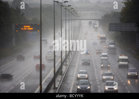 Verkehr auf der Autobahn M5 in der Nähe von Bromsgrove, Worcestershire, Spray bei starkem Regen verursacht. Stockfoto