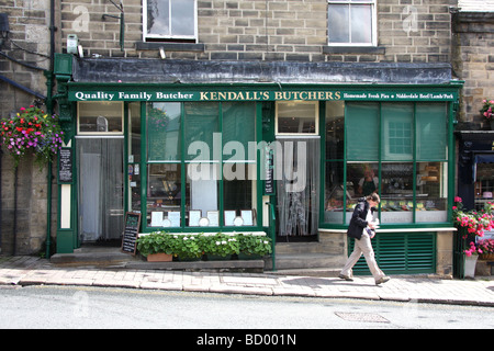 Kunden verlassen traditionelle Metzgerei in Pateley Bridge, North Yorkshire Stockfoto