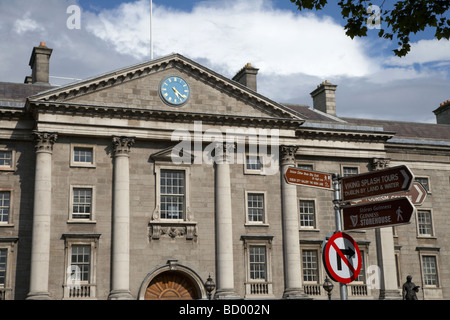 touristische Informationen Wegweiser außerhalb am Trinity College Dublin in Dublin City Centre Republik von Irland Stockfoto