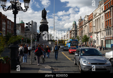 die Daniel Oconnell Denkmal am Ende ein beschäftigt Oconnell street im Berufsverkehr Dublin City centre Republik Irland Stockfoto