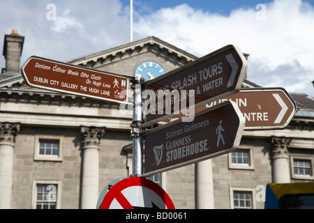 touristische Informationen Wegweiser außerhalb am Trinity College Dublin in Dublin City Centre Republik von Irland Stockfoto