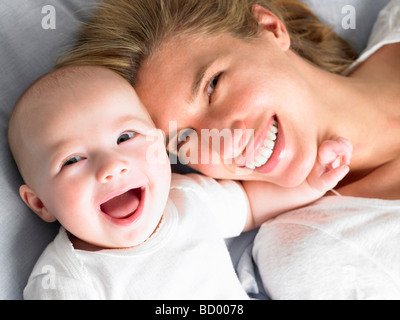 Baby und Mutter am Bett, geschossen von oben Stockfoto