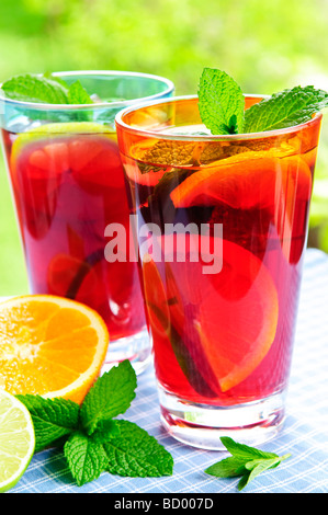 Erfrischende Früchtepunsch in zwei Gläser außerhalb Stockfoto