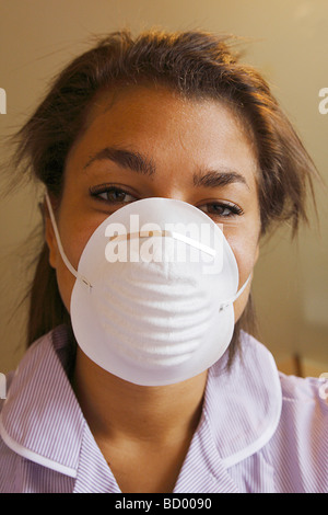 Krankenschwester, beugte sich über Schutzfilter Maske trägt Stockfoto