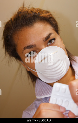 Krankenschwester, beugte sich über Schutzfilter Maske trägt Stockfoto