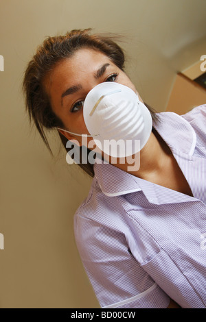 Krankenschwester, beugte sich über Schutzfilter Maske trägt Stockfoto