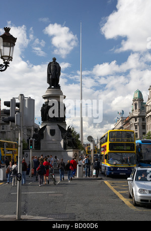 die Daniel Oconnell Denkmal am Ende ein beschäftigt Oconnell street im Berufsverkehr Dublin City centre Republik Irland Stockfoto