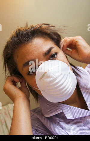 Krankenschwester, beugte sich über Schutzfilter Maske trägt Stockfoto