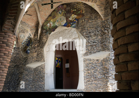 Unvollendete Kirche von Colonia Güell Barcelona Katalonien Spanien Stockfoto