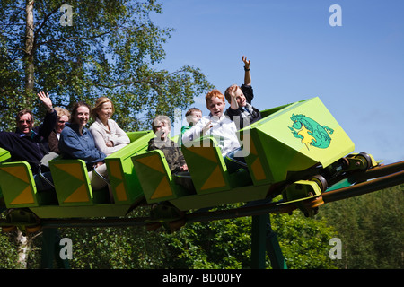 Die grünen Drachen-Achterbahn bei Greenwood Forest Park, Y Felinheli, Snowdonia, Nordwales. Stockfoto