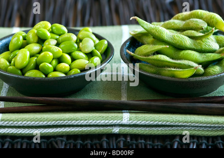 Edamame Sojabohnen geschält und mit Hülsen in Schalen Stockfoto