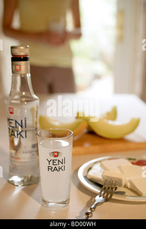 Türkische Meze: Raki, begleitet von weißen Feta-Käse und Melone Stockfoto