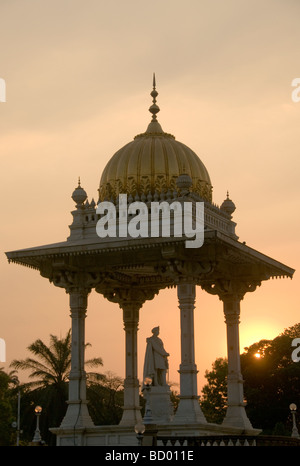 Neue staatliche Kreis Statue des Maharadscha Chamarajendar Wodeyar Mysore Palast Karnataka Indien Stockfoto