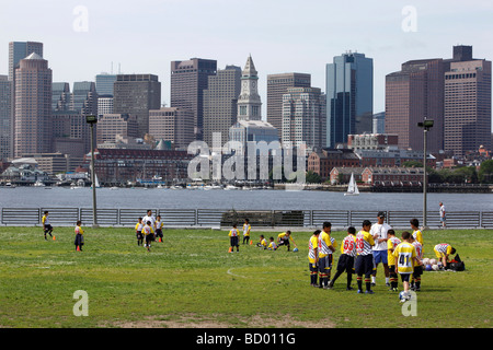 Kinder und Fußball-Praxis, LoPresti Park, East Boston Stockfoto