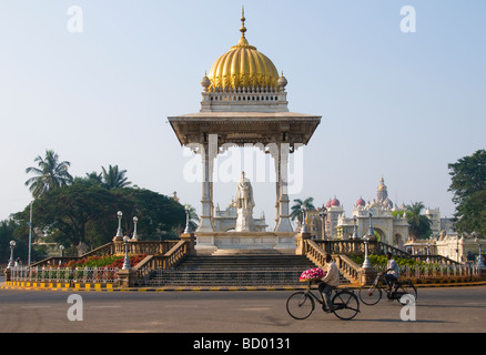 Neue staatliche Kreis Statue des Maharadscha Chamarajendar Wodeyar Mysore Palast Karnataka Indien Stockfoto