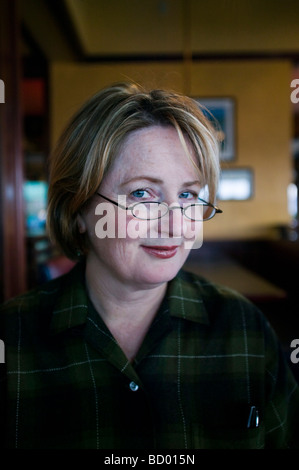 Porträt von Reife Frau mit Brille lächelnd Stockfoto