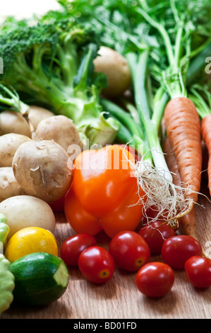 Reihe von ganzen sortierten frisches Bio-Gemüse Stockfoto