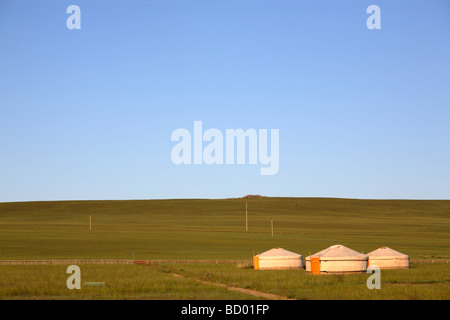 Traditionelle Gers in der Steppe, Mongolei Stockfoto