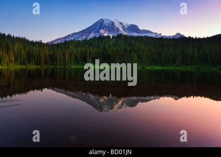 Sonnenaufgang am Mount Rainier von Reflection Lake, Washington State, USA Stockfoto
