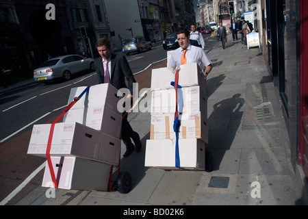 zwei Männer, die Bereitstellung von Rechtsdokumenten in London Stockfoto