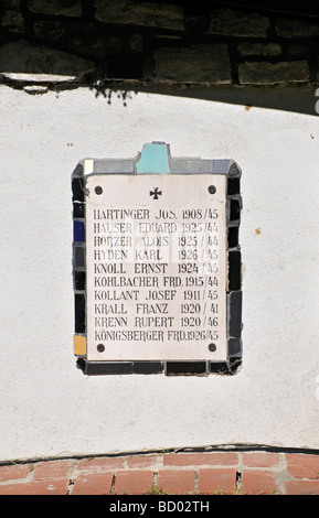 Gedenktafeln der Toten Wehrmachtssoldaten an St Sankt Barbara Kirche Kirche von Hundertwasser in Köflach-Steiermark Österreich Stockfoto