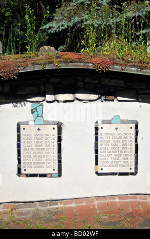 Gedenktafeln der Toten Wehrmachtssoldaten an St Sankt Barbara Kirche Kirche von Hundertwasser in Köflach-Steiermark Österreich Stockfoto