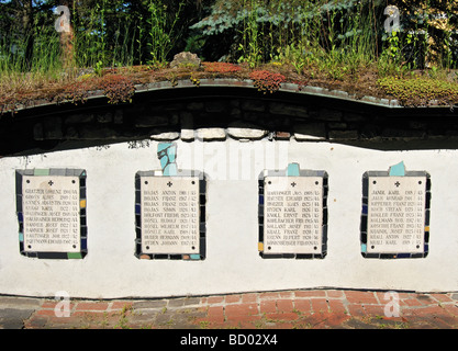 Gedenktafeln der Toten Wehrmachtssoldaten an St Sankt Barbara Kirche Kirche von Hundertwasser in Köflach-Steiermark Österreich Stockfoto