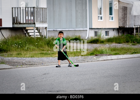 Eine junge Cree spielt Streethockey in der Waswanipi Cree-Reserve in der Provinz von Quebec Kanada Stockfoto