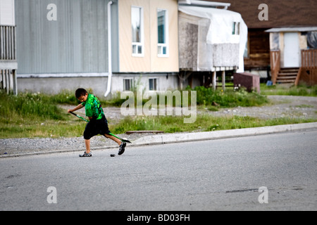 Eine junge Cree spielt Streethockey in der Waswanipi Cree-Reserve in der Provinz von Quebec Kanada Stockfoto