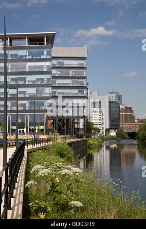 Weg entlang der Kante des Leeds Waterfront Stockfoto