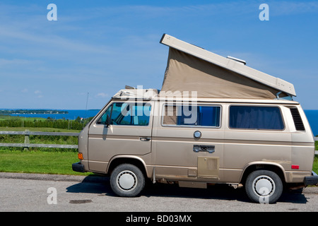 Eine Westfalia mit offenem Pop Top abgebildet ist gegen den Lac St Jean-See in der Provinz Quebec 18. Juli 2009 Stockfoto