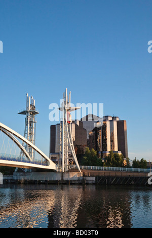 Milliennium Fußgängerbrücke Quay West Büro Glasstein Salford Quays Manchester England UK Stockfoto