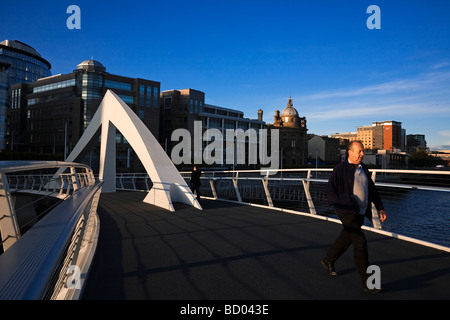 Die Tradeston-Fußgänger-Brücke über den Fluss Clyde lokal bekannt als Wellenlinie Brücke Glasgow Schottland