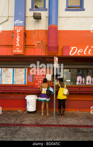 Zwei Frauen auf eine Pizza legen Sie Venedig Strand Los Angeles County Vereinigte Staaten von Amerika Stockfoto