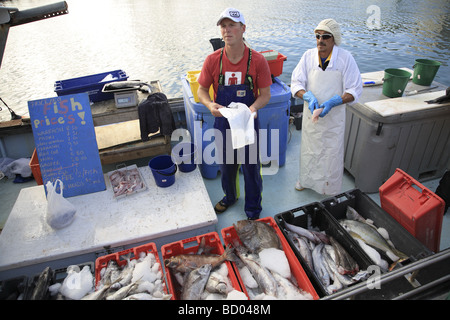 Fischer, filetieren von Fisch auf Rückseite Fischerboot zum Verkauf bereit Stockfoto