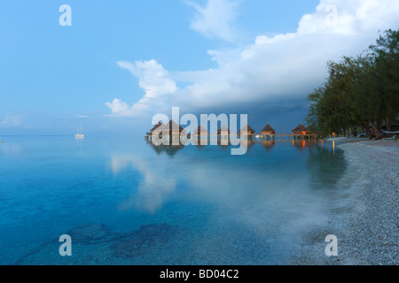 Ruhiges Wasser, Kia Ora Resort in Rangiroa, Tuamotu-Archipel, Französisch-Polynesien Stockfoto
