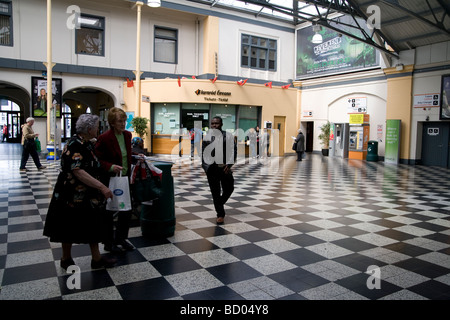 Leute im Wartezimmer der Limmerick Bahnhof, Irland Stockfoto