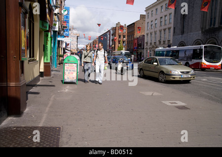 Menschen, die wichtigste Einkaufsstraße in Limerick, Irland Stockfoto